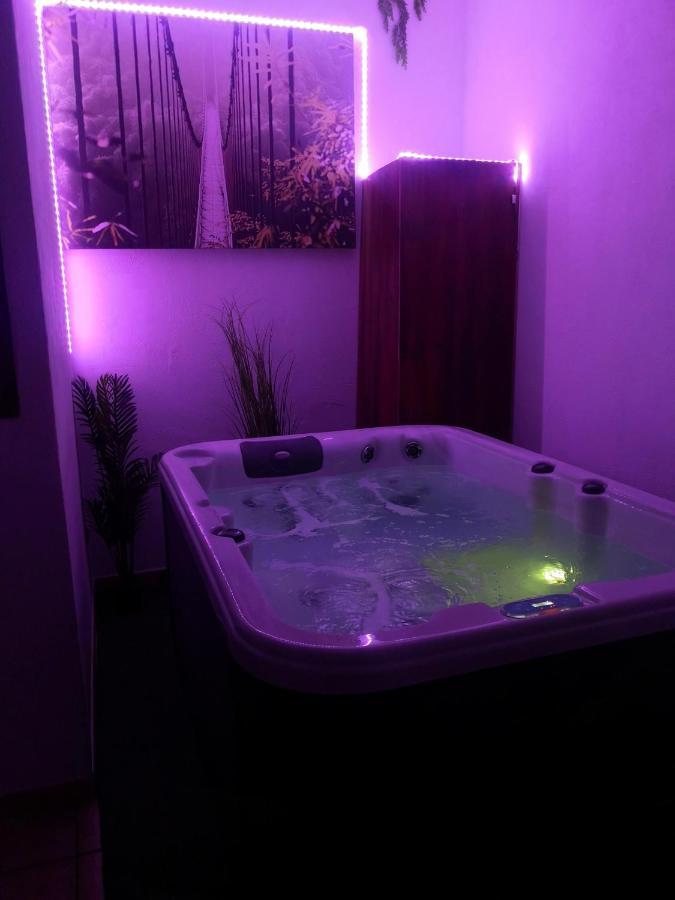 Maison Avec Jacuzzi Saint-Mitre-les-Remparts Exterior foto
